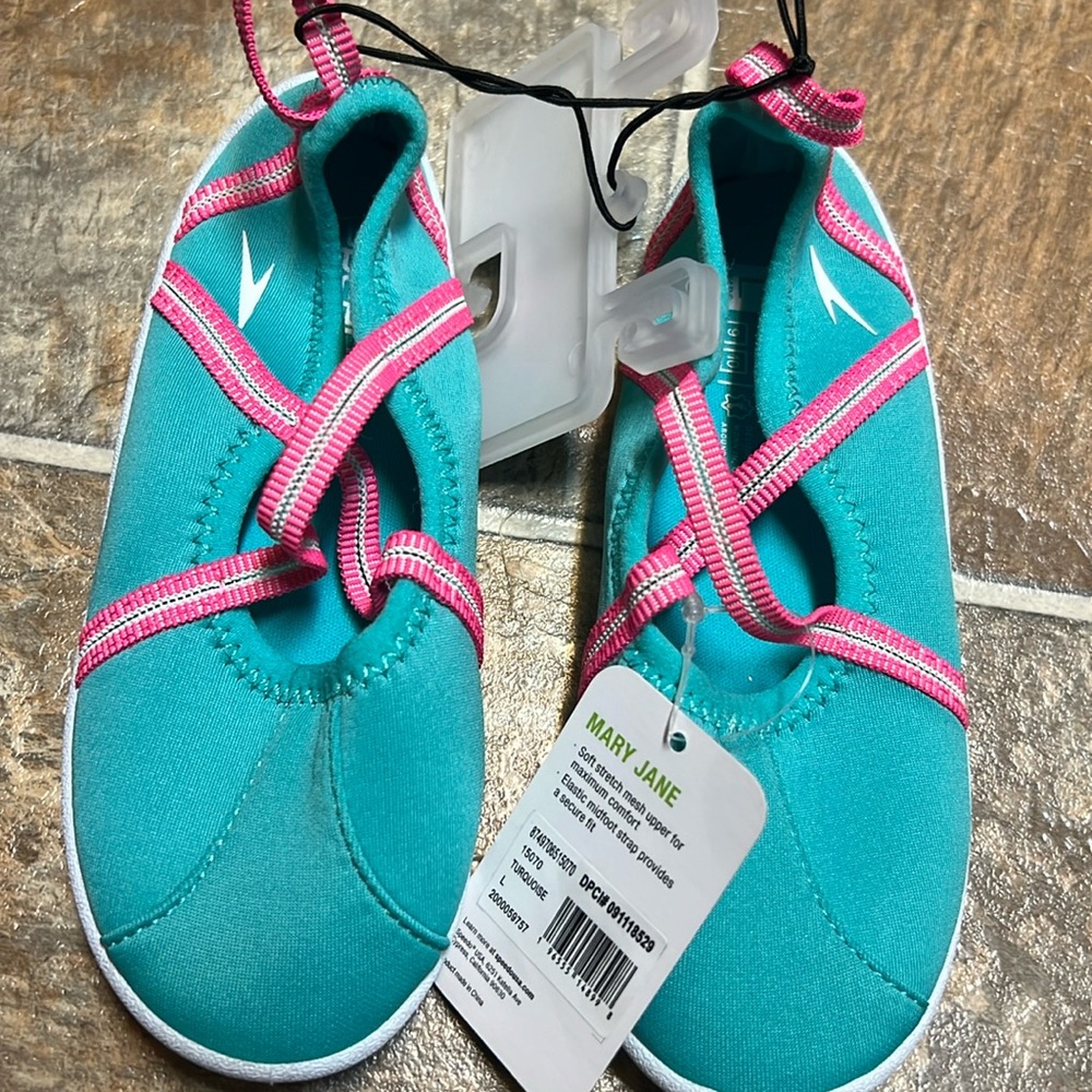 NEW Speedo water shoes